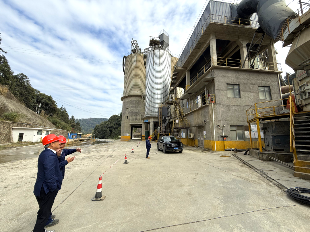 集團董事長、總裁李平深入天高礦業(yè)新材料產業(yè)園天宏科技公司調研